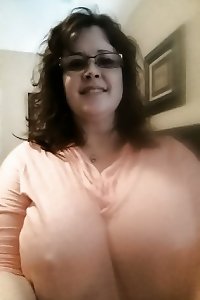 plump Married cougar demonstrating off her big topless breasts